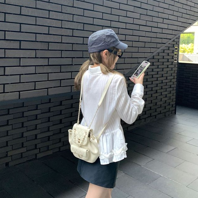 Kemeja Lengan Panjang Renda Kerah Boneka Warna Solid Berlapis untuk Wanita