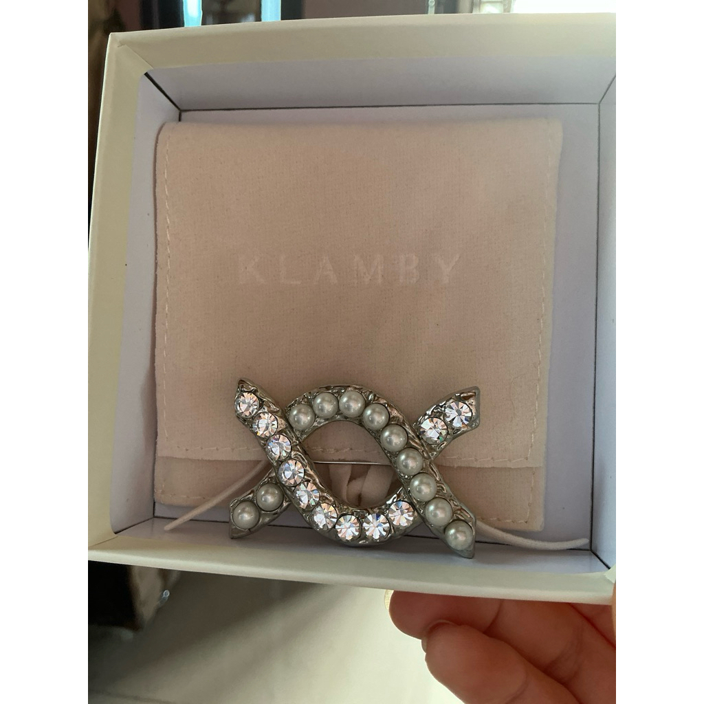 Brooch Nayana Wearing Klamby