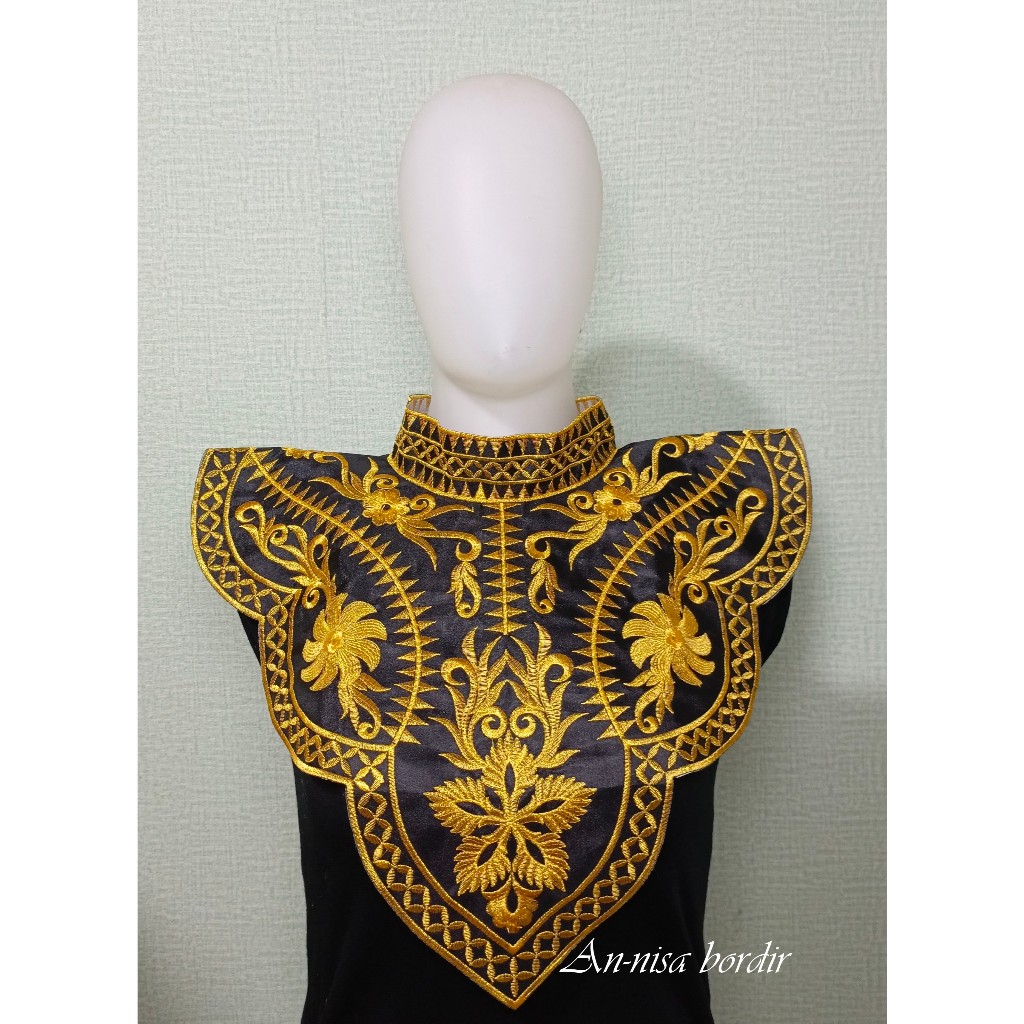Renda aksesoris tari hiasan dada motif kincir