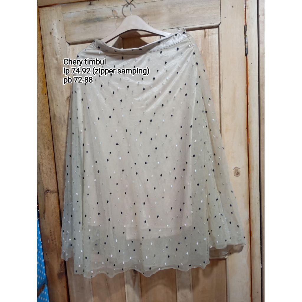 Rok tutu dengan motif chery timbul