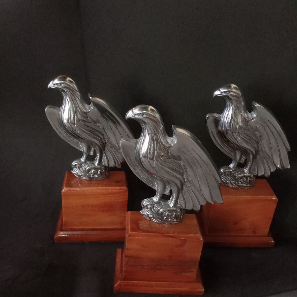 piala logam lomba burung motif Garuda terbaru