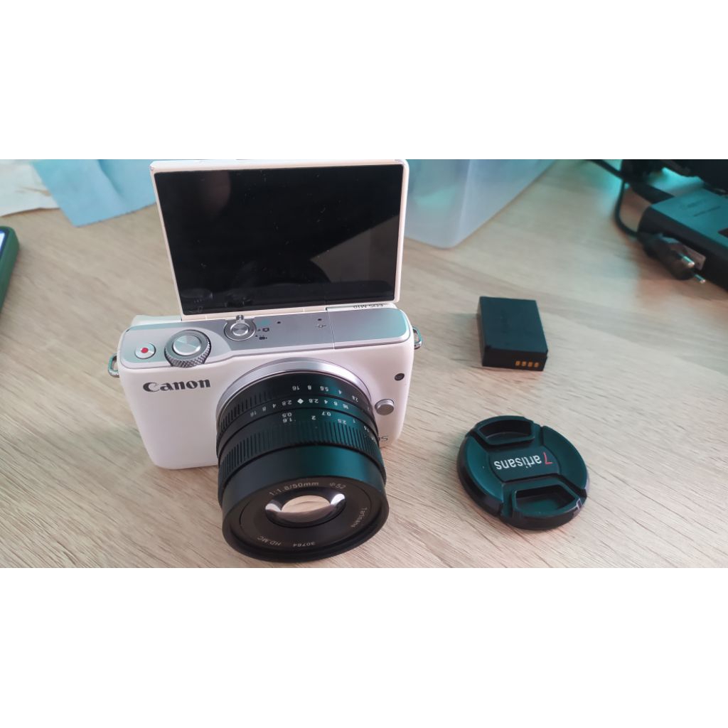 Kamera Canon M10 layar flip plus lensa fix