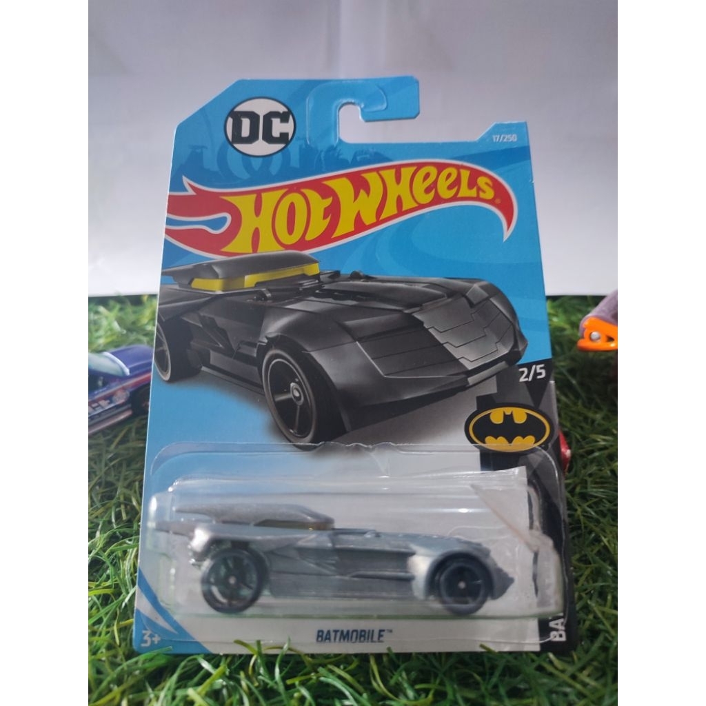 Diecast Hot Wheels Batmobile DC Comics, warna abu-abu metalik