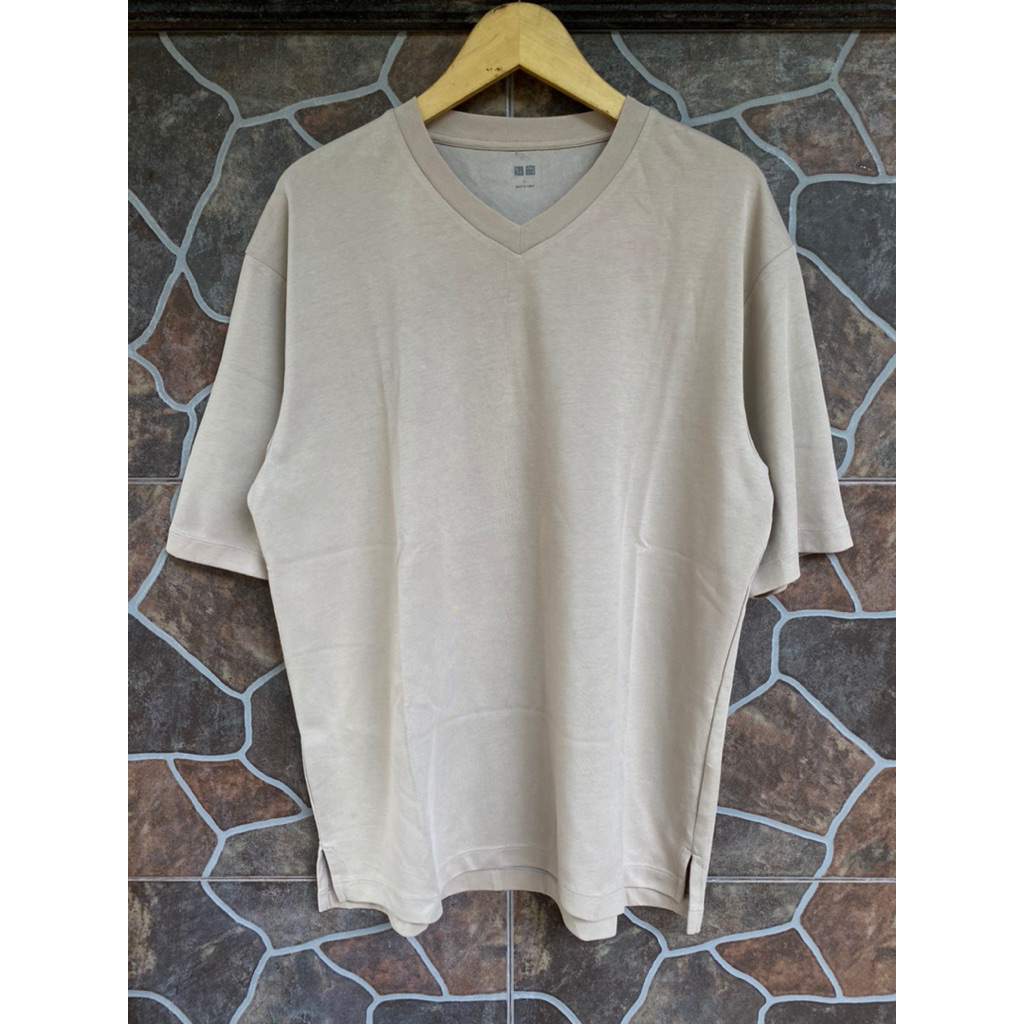 Kaos V neck Uniqlo Airism