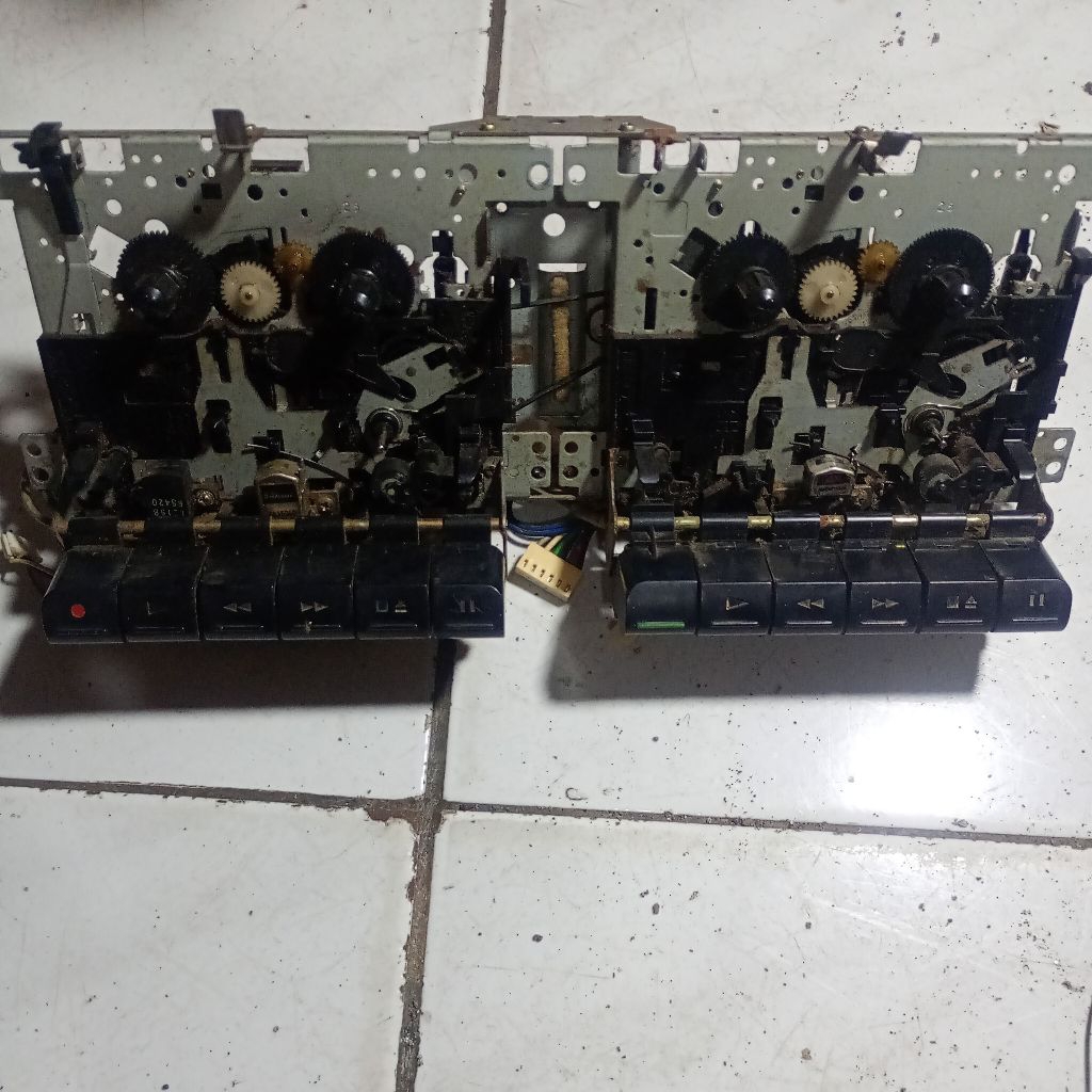 mekanik tape Polytron dobel cabutan dari Polytron seperti Poto di atas deck A deck B jalan