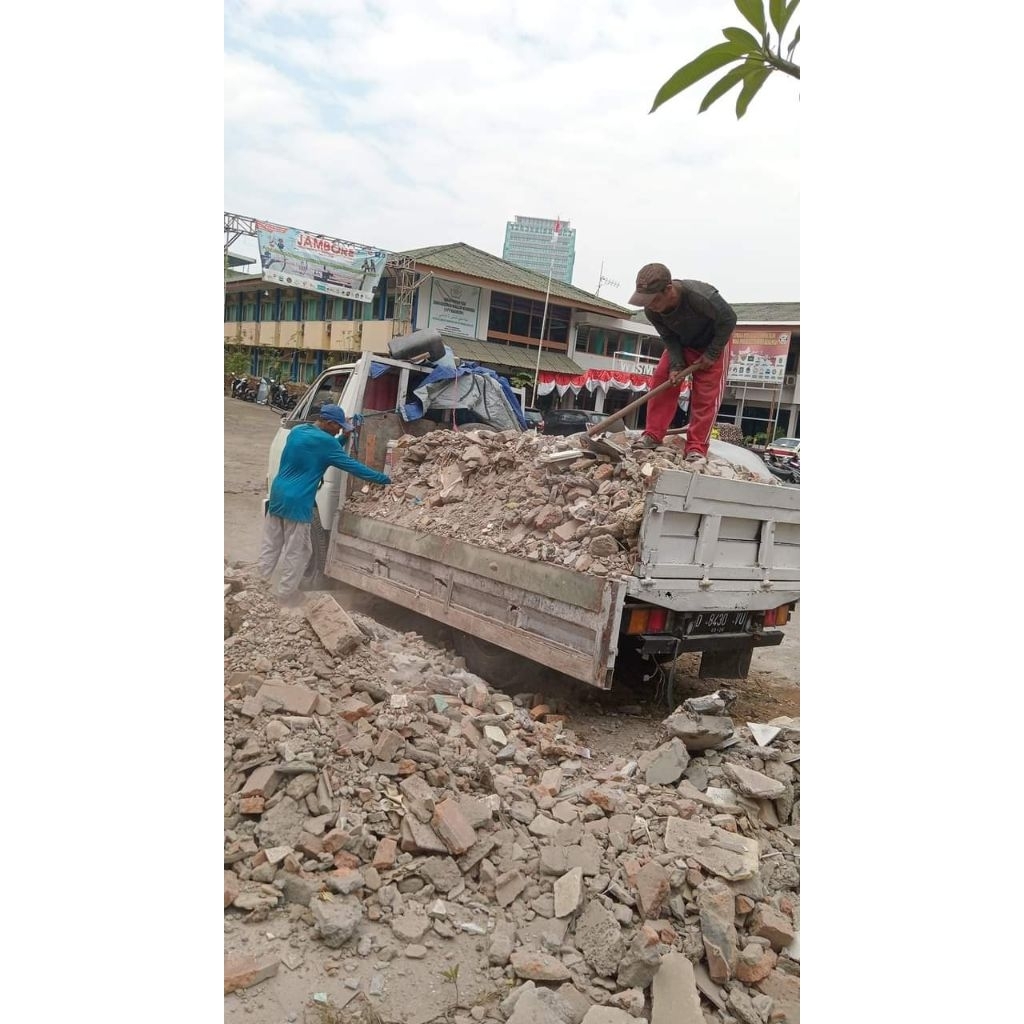 urukan puing-puing bangunan jakarta
