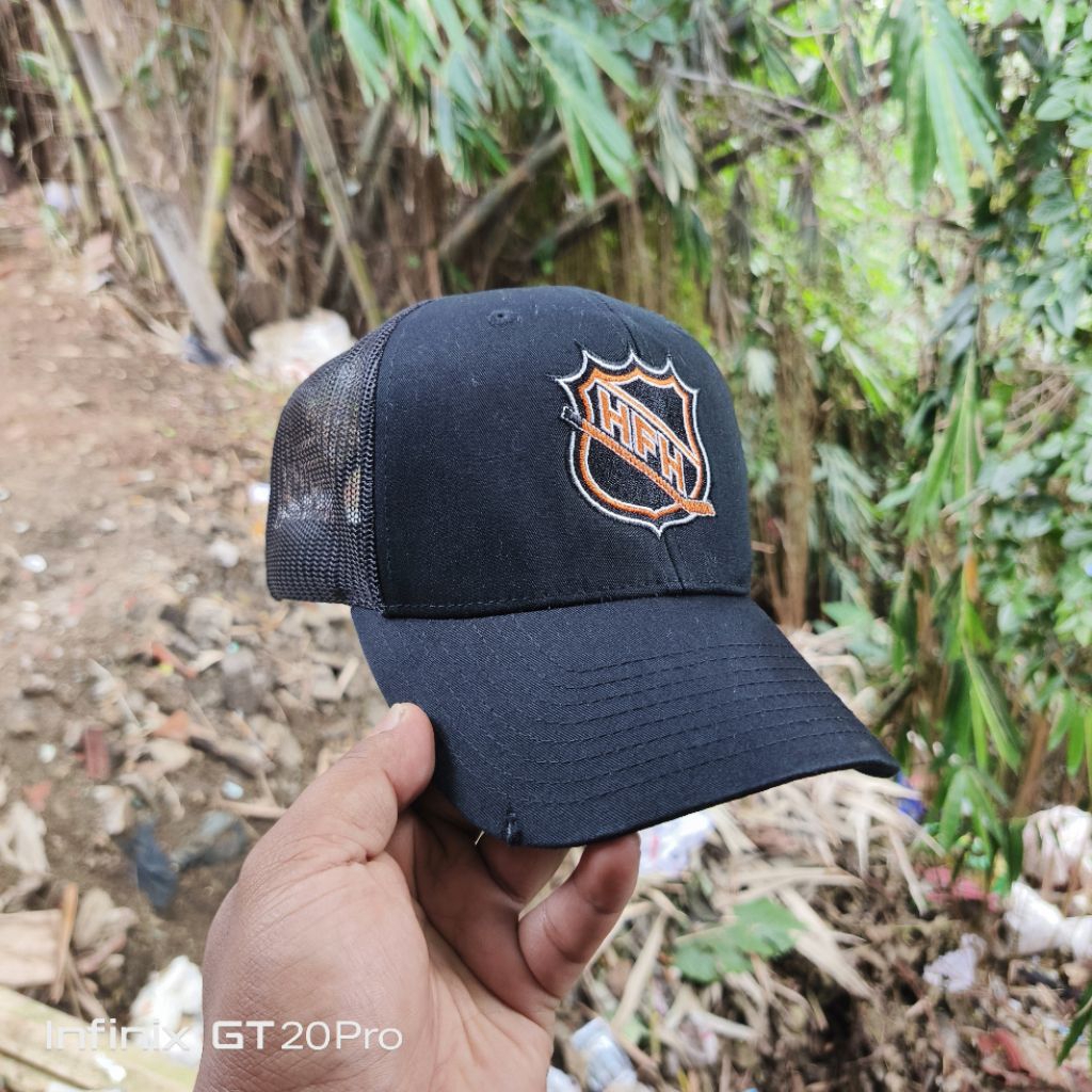 TOPI TRUCKER CLASSICS YUPOONG HFH ORIGINAL