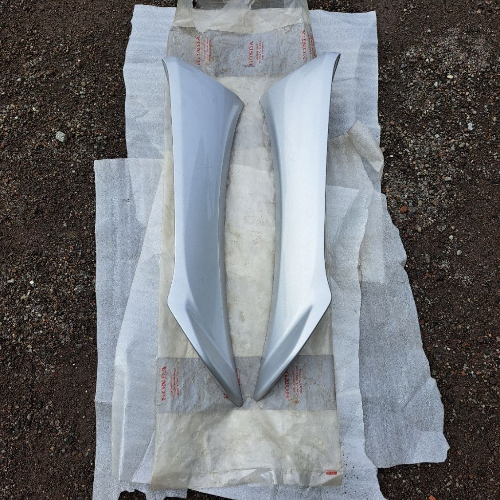 Cover sayap luar legshield luar honda supra x 125 silver kanan kiri SHIELD R/L LEG BLK 64430-KTM-850
