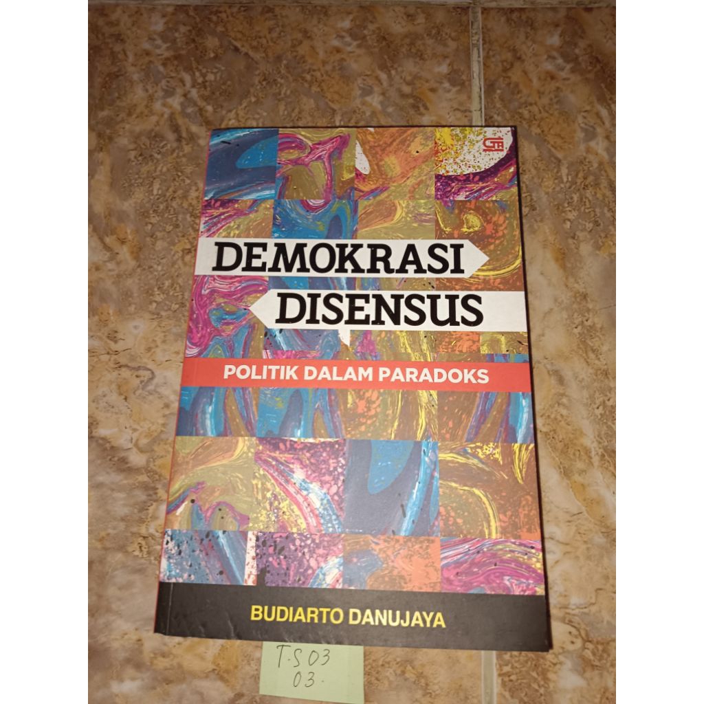 Buku Demokrasi Disensus Politik dalam paradoks by Budiarto
