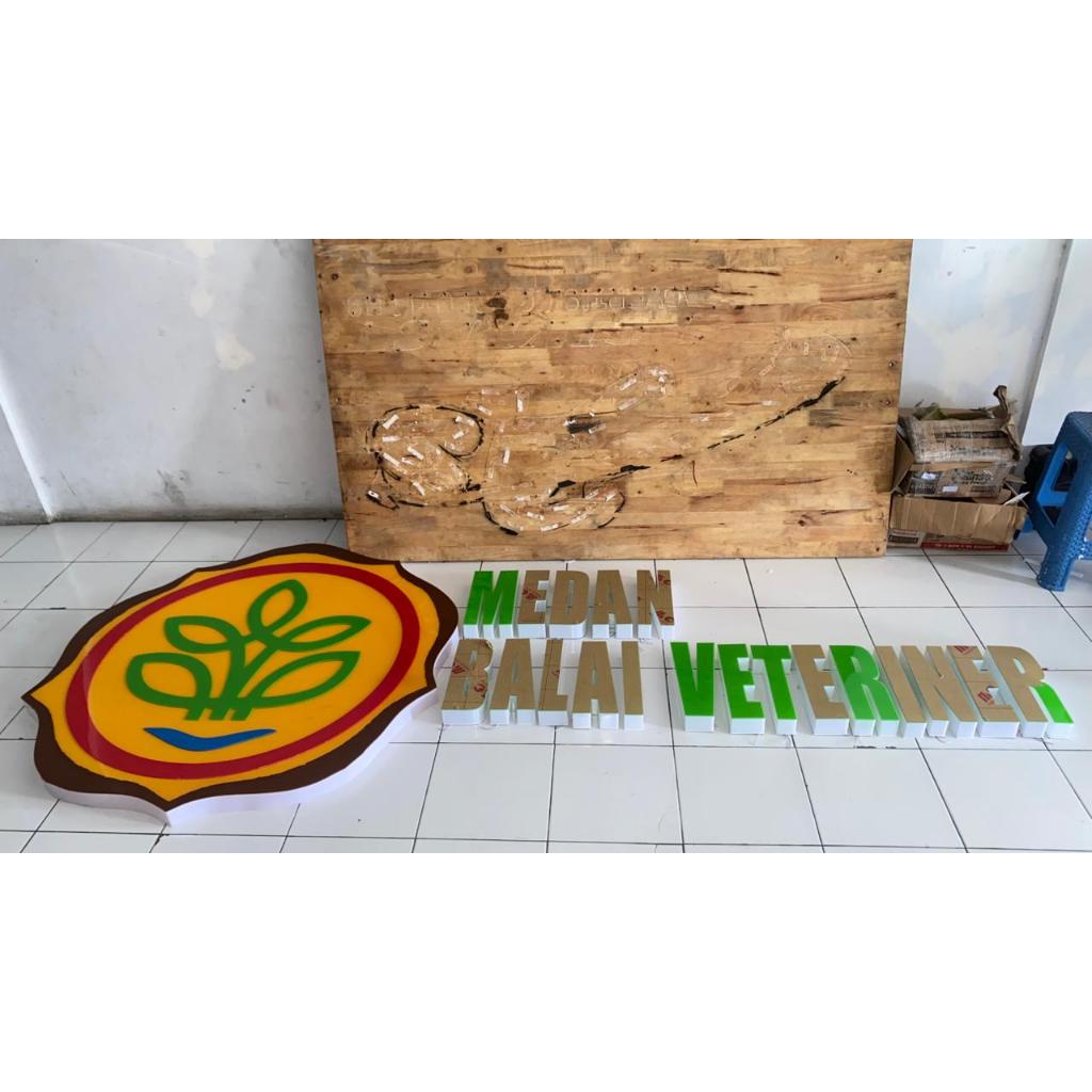 Huruf timbul akrilik lampu