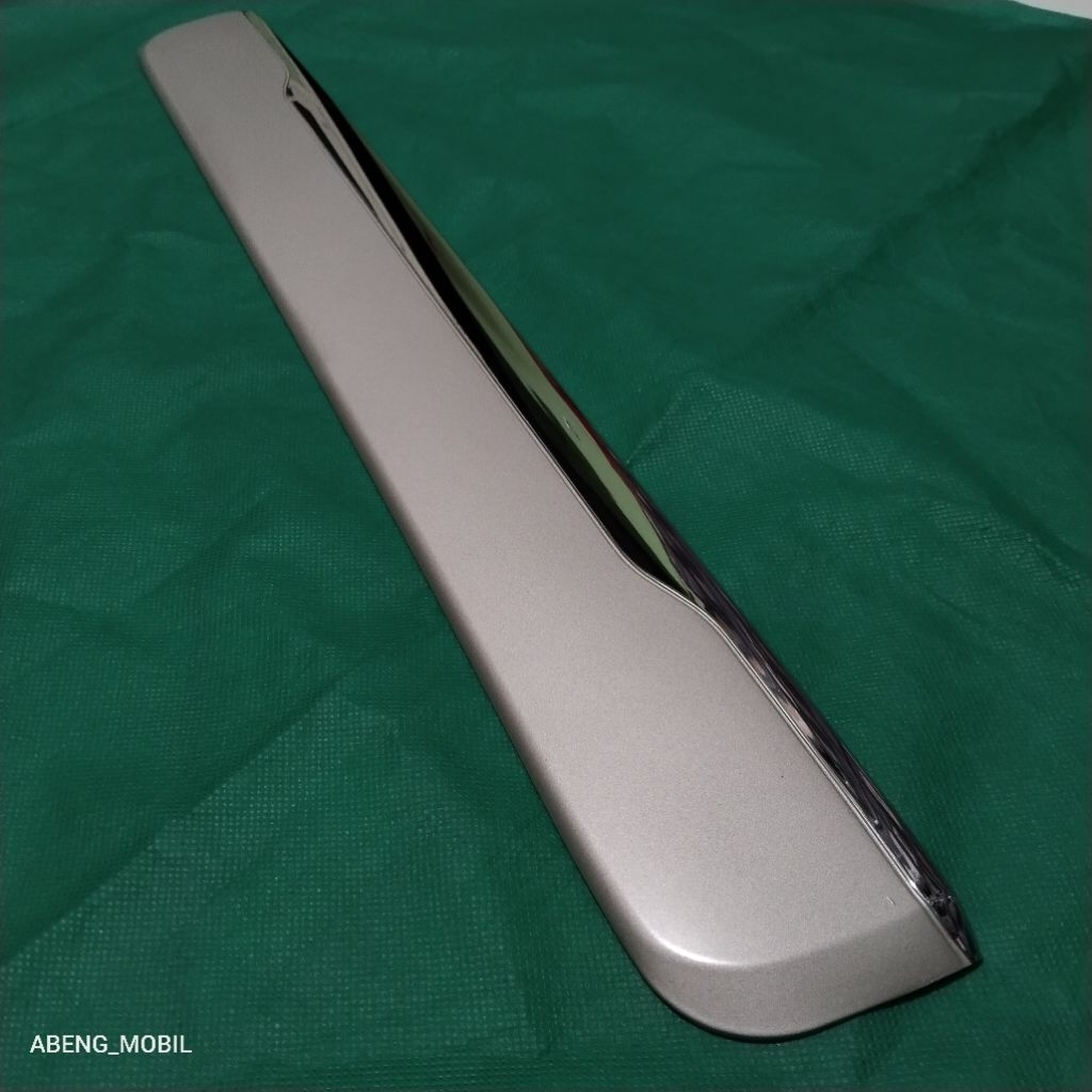 Trunk Lid List Atas Plat Nomor belakang suzuki Apv ORIGINAL