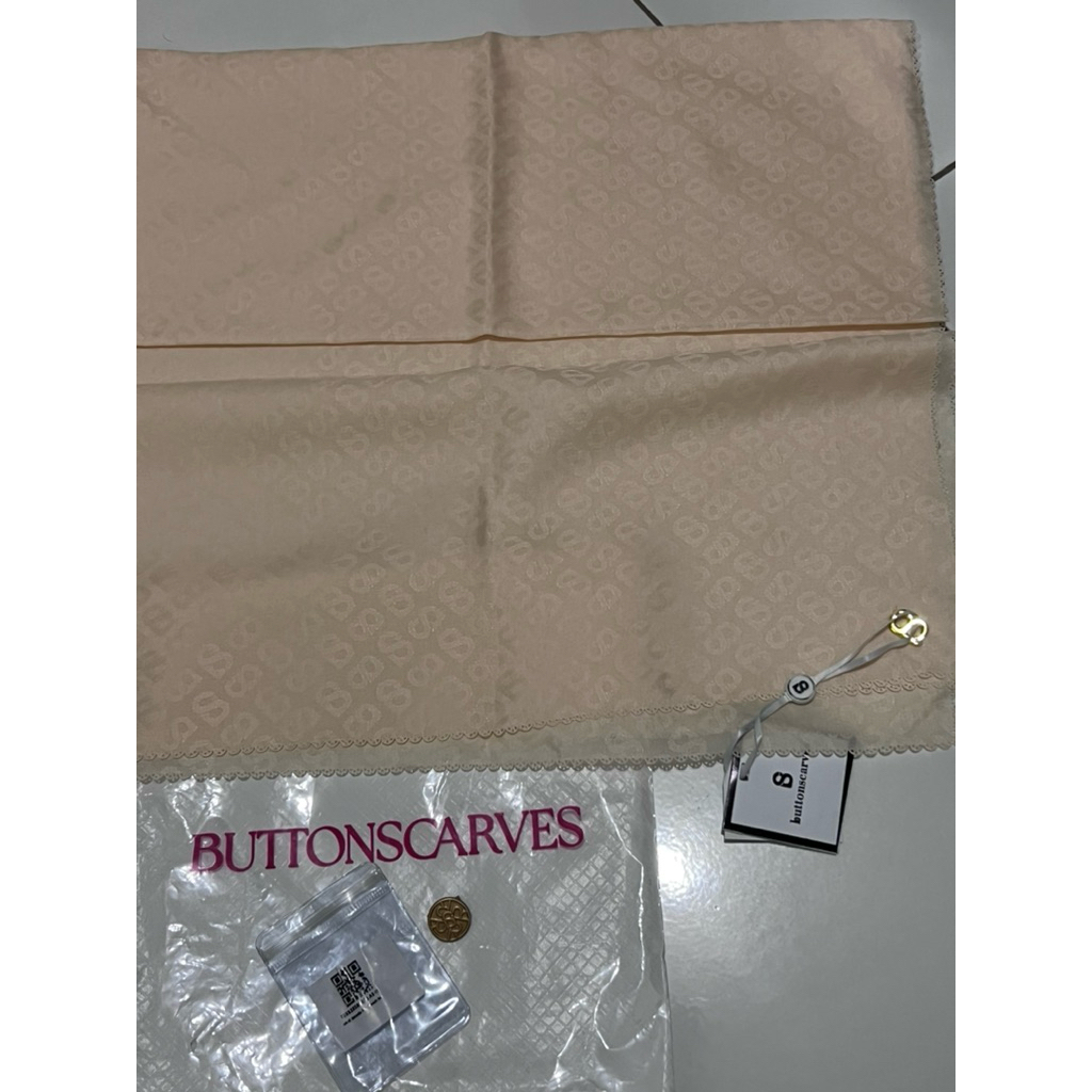 Buttonscarves Tapis Embossed