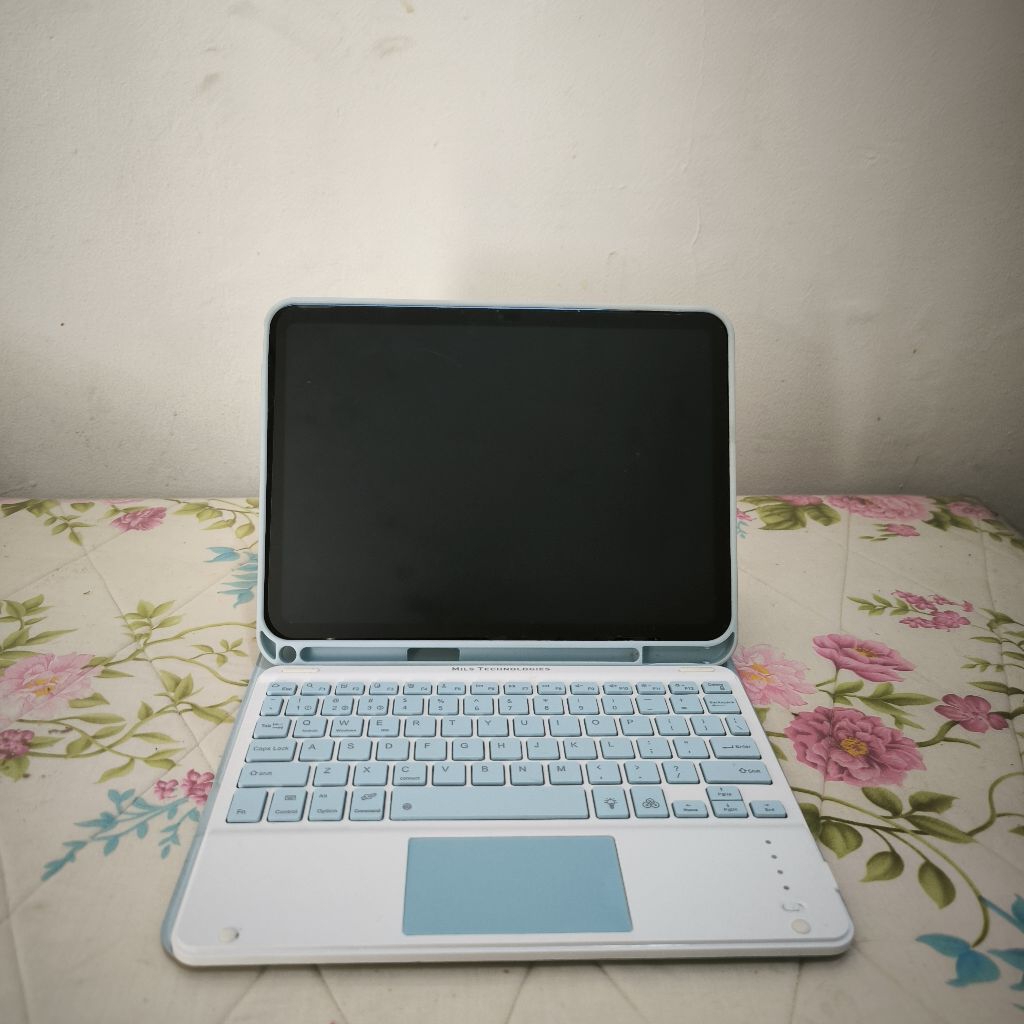 MILS touchpad keyboard case ipad 10 2022 light blue second preloved