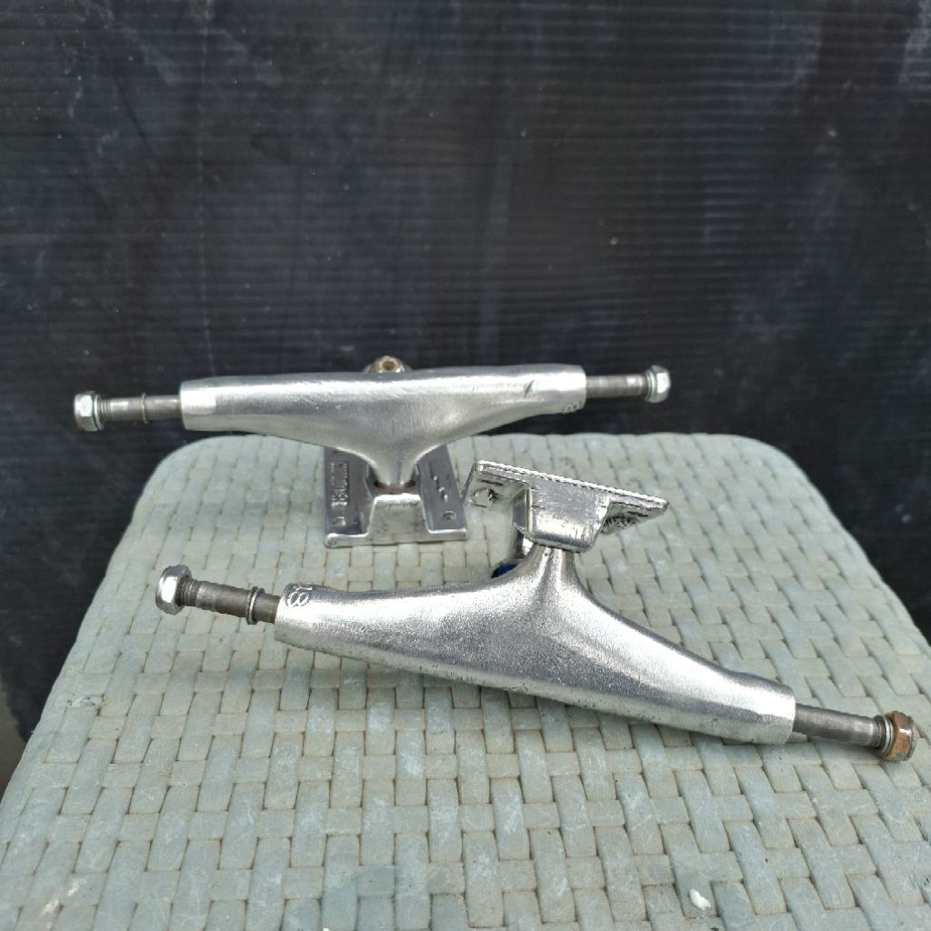 SKATEBOARD TRUCK THUNDER 148 SECOND