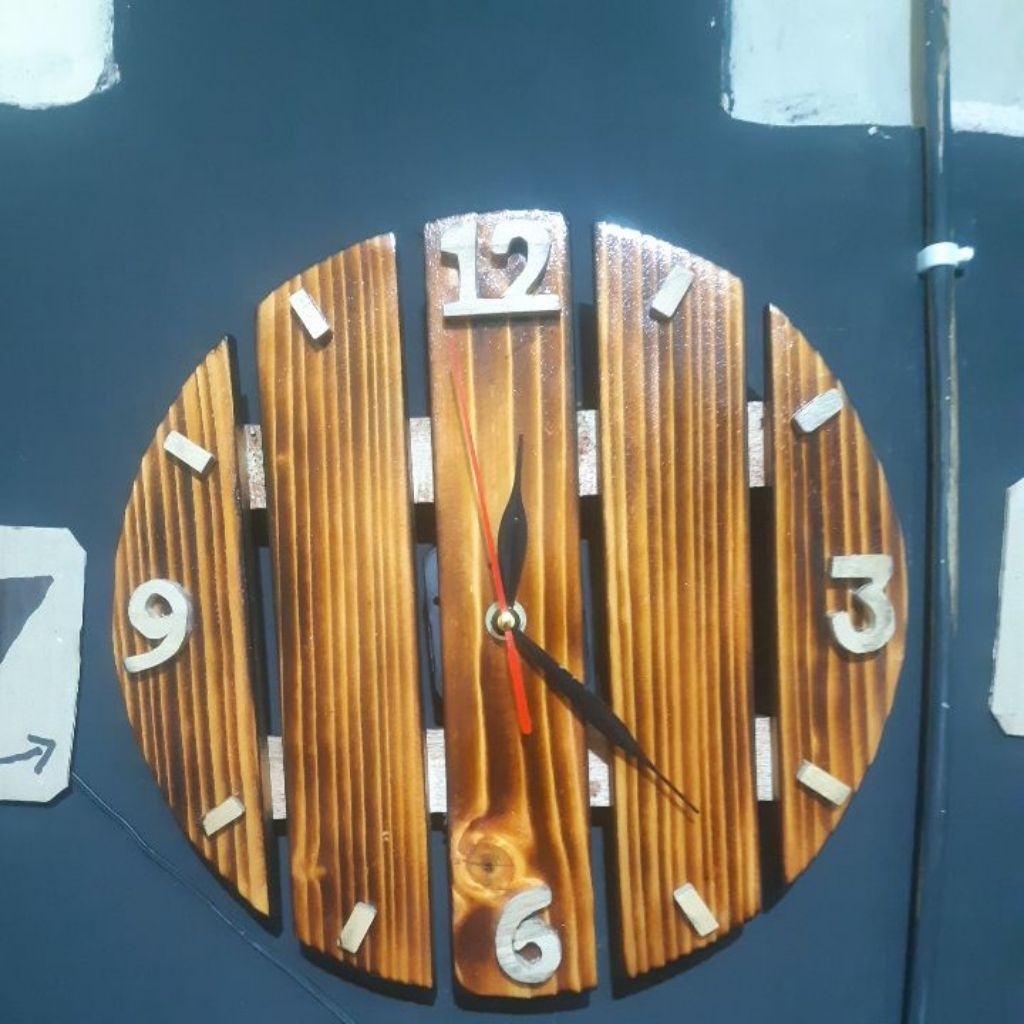 jam dinding terbuat dari kayu pinus