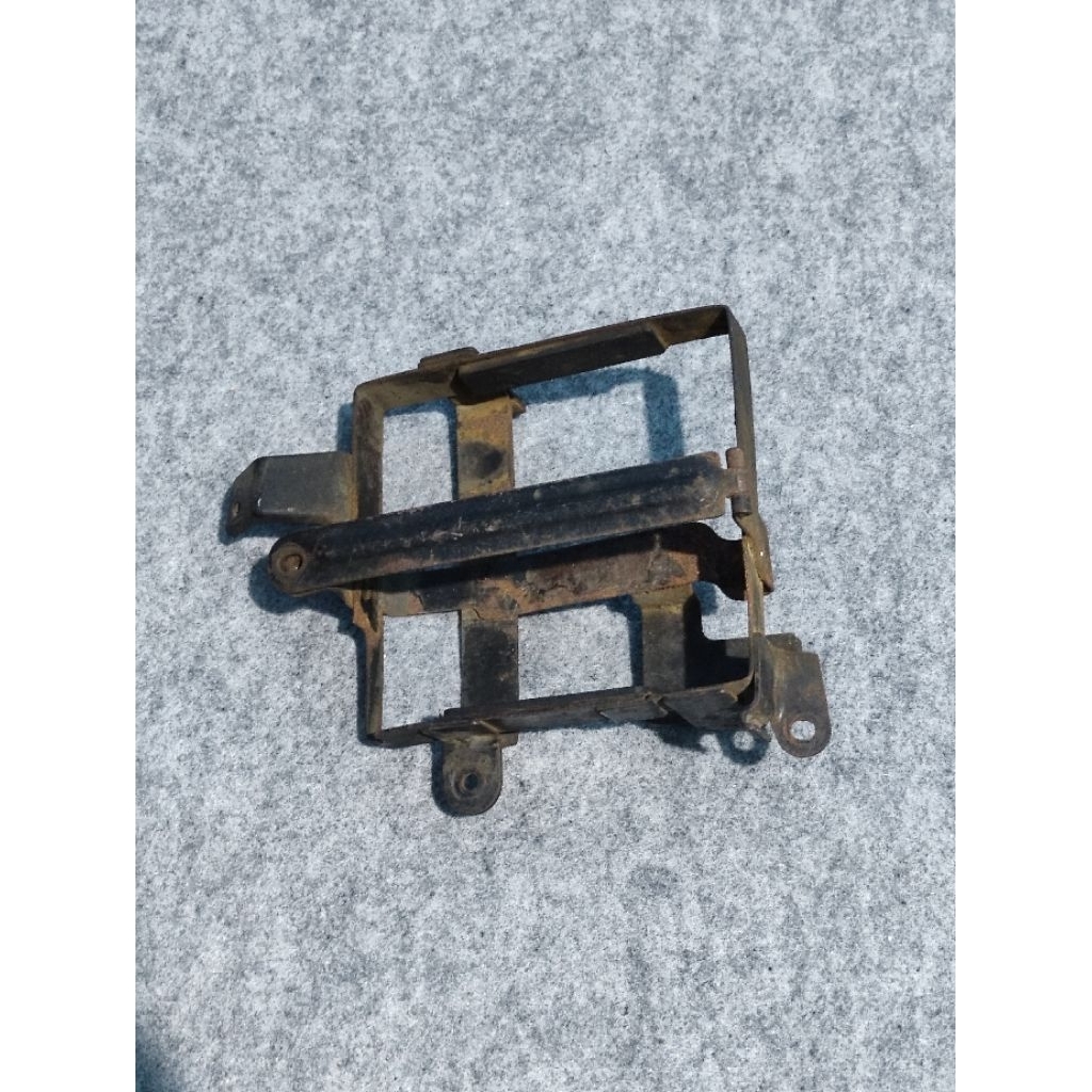 Tempat dudukan pangkon aki tiger revo original copotan