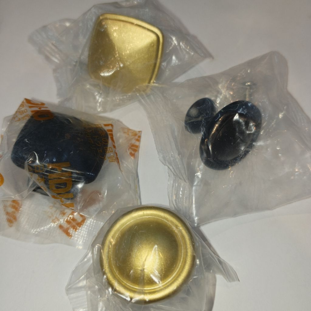 Tarikan bulat laci Hitam/Gold