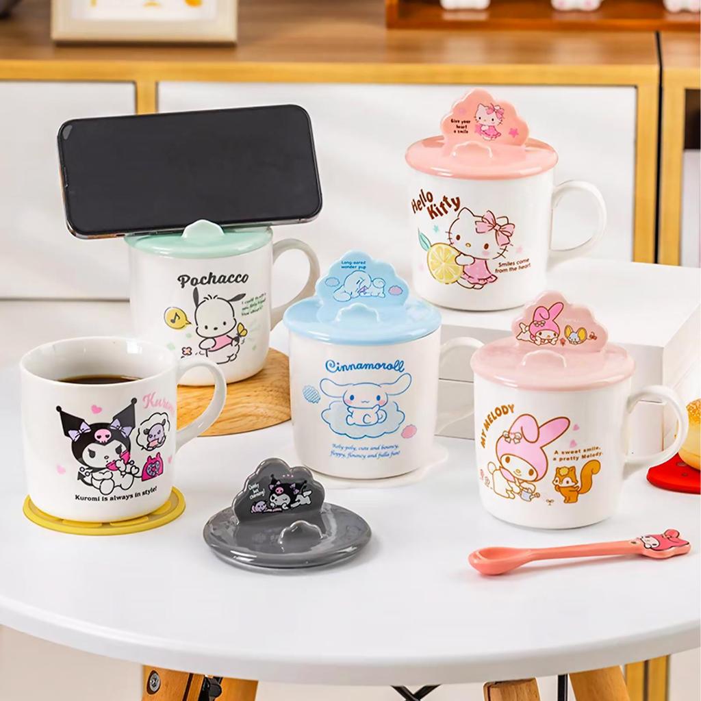 Mug + Tutup Stand HP Cinnamoroll Kuromi Original Sanrio Hello Kitty Melody Pochacco Porselen Keramik
