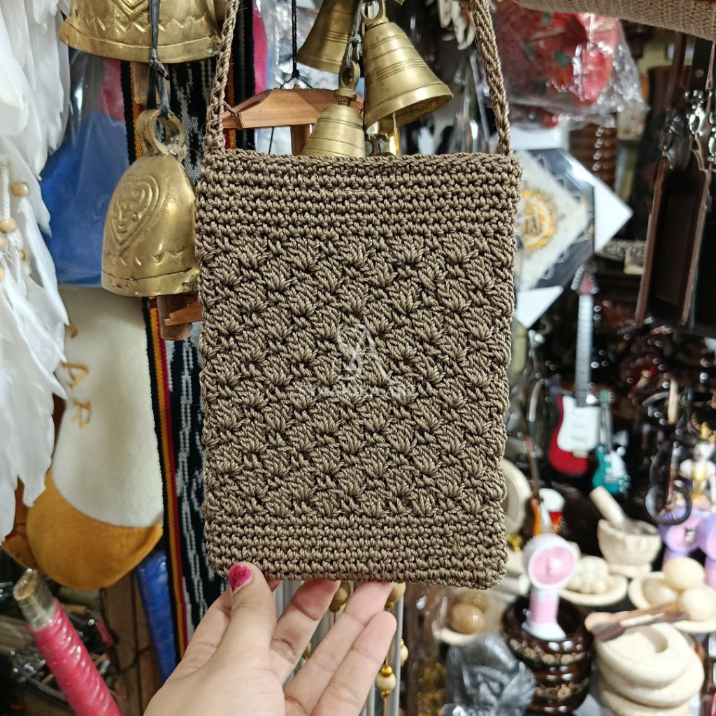 syaakira.art Tas HP (iPhone) rajut benang nilon halus ada FURING SOUVENIR DAN OLEH-OLEH KHAS JOGJA