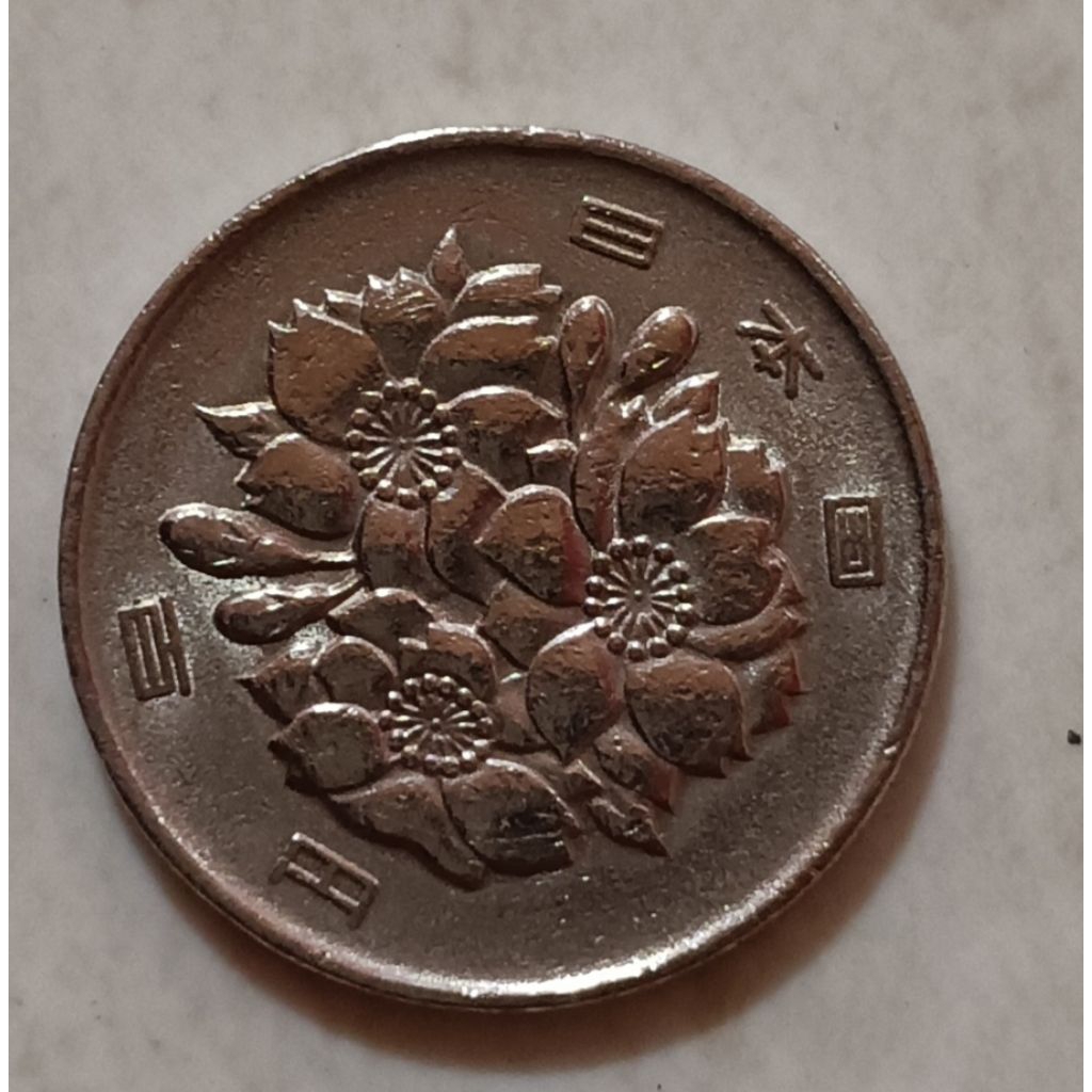 koin Jepang 100 yen tahun 1975..