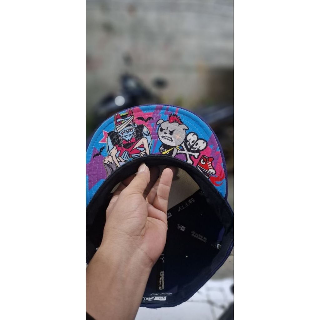 TKDK Topi 59 fifty new era 738 dengan Desain Karakter Unik dan Warna Biru Putih