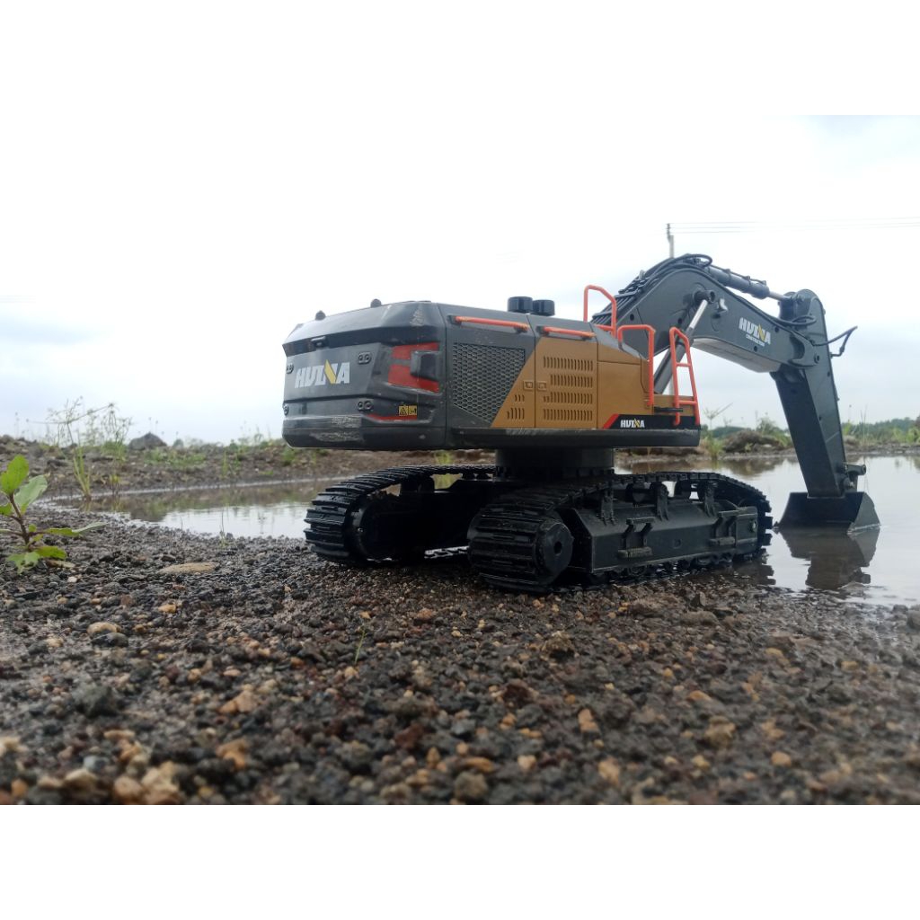 RC EXCAVATOR HUINA 1592 BEKAS