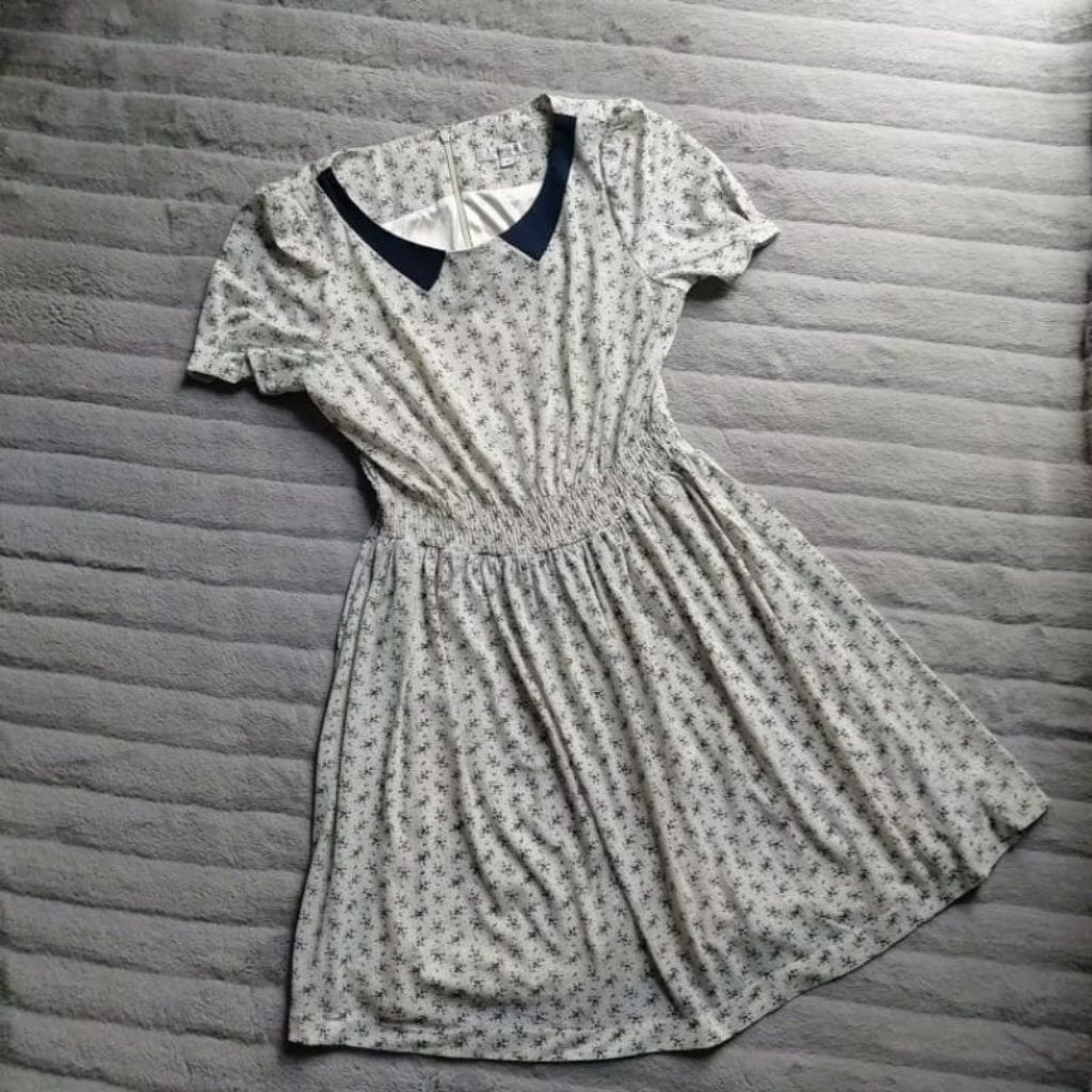 Midi Dress Warna Putih Motif Bunga Dengan Kerah