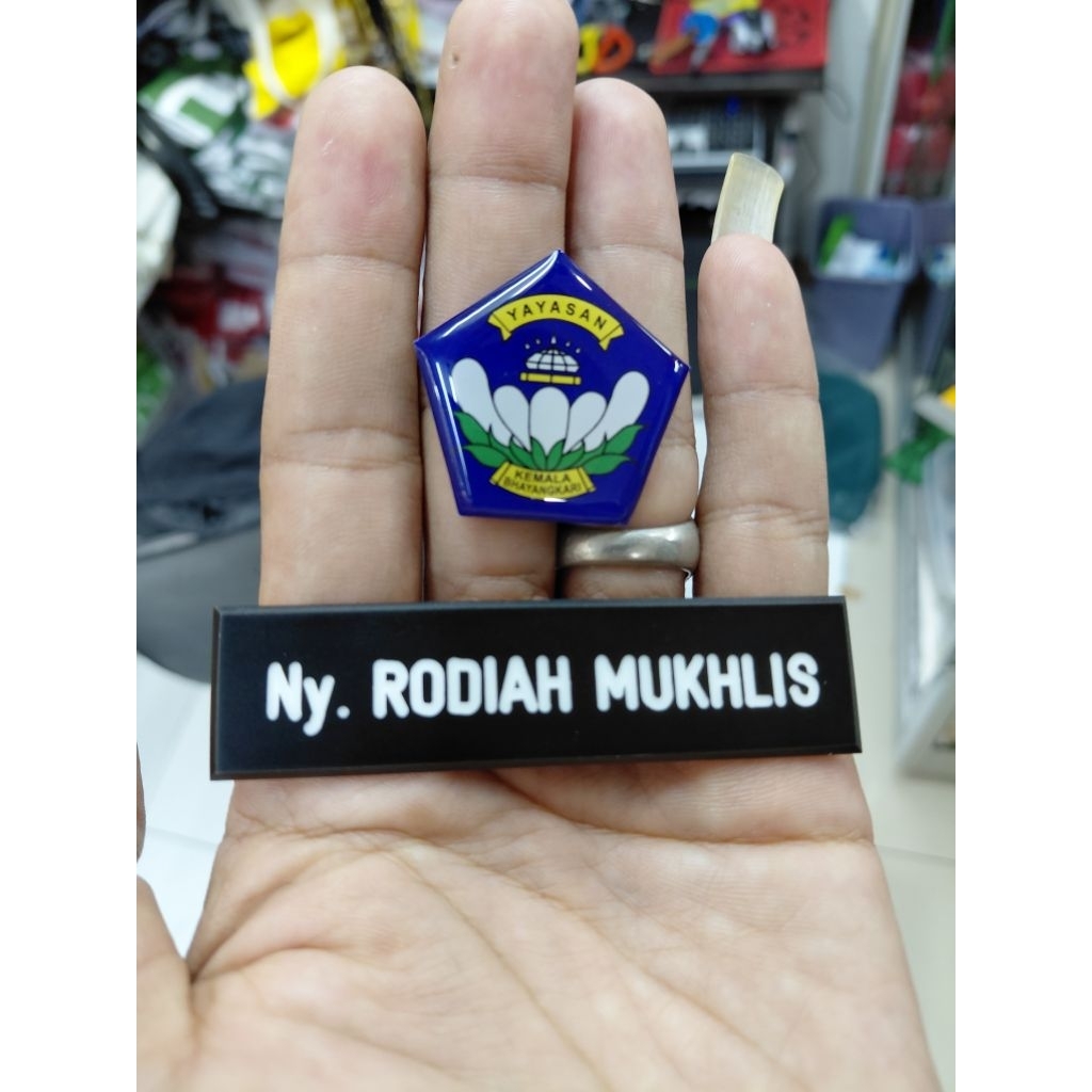 papan nama/nametag gravir doff dan pin yayasan bhayangkari