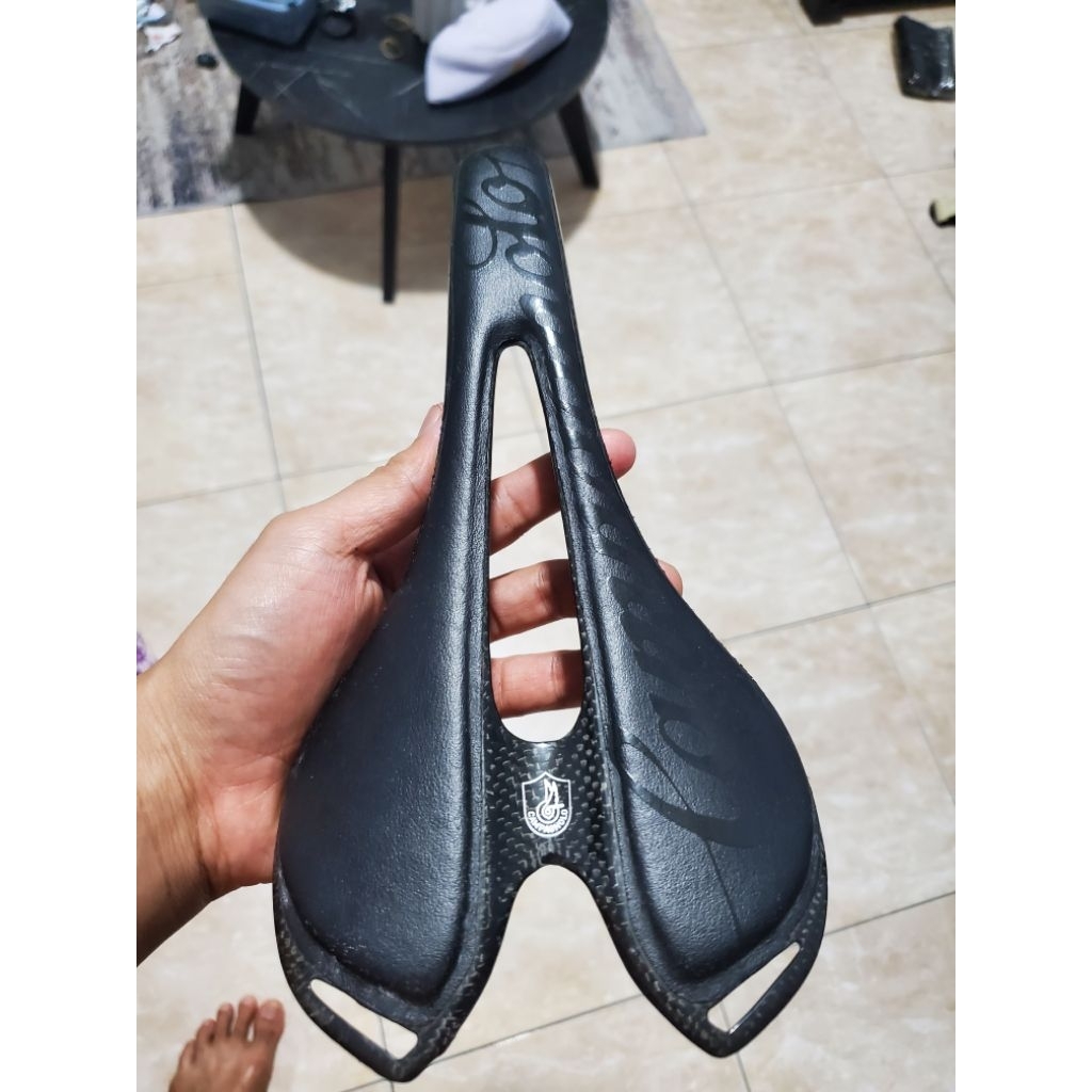 sadel sepeda carbon