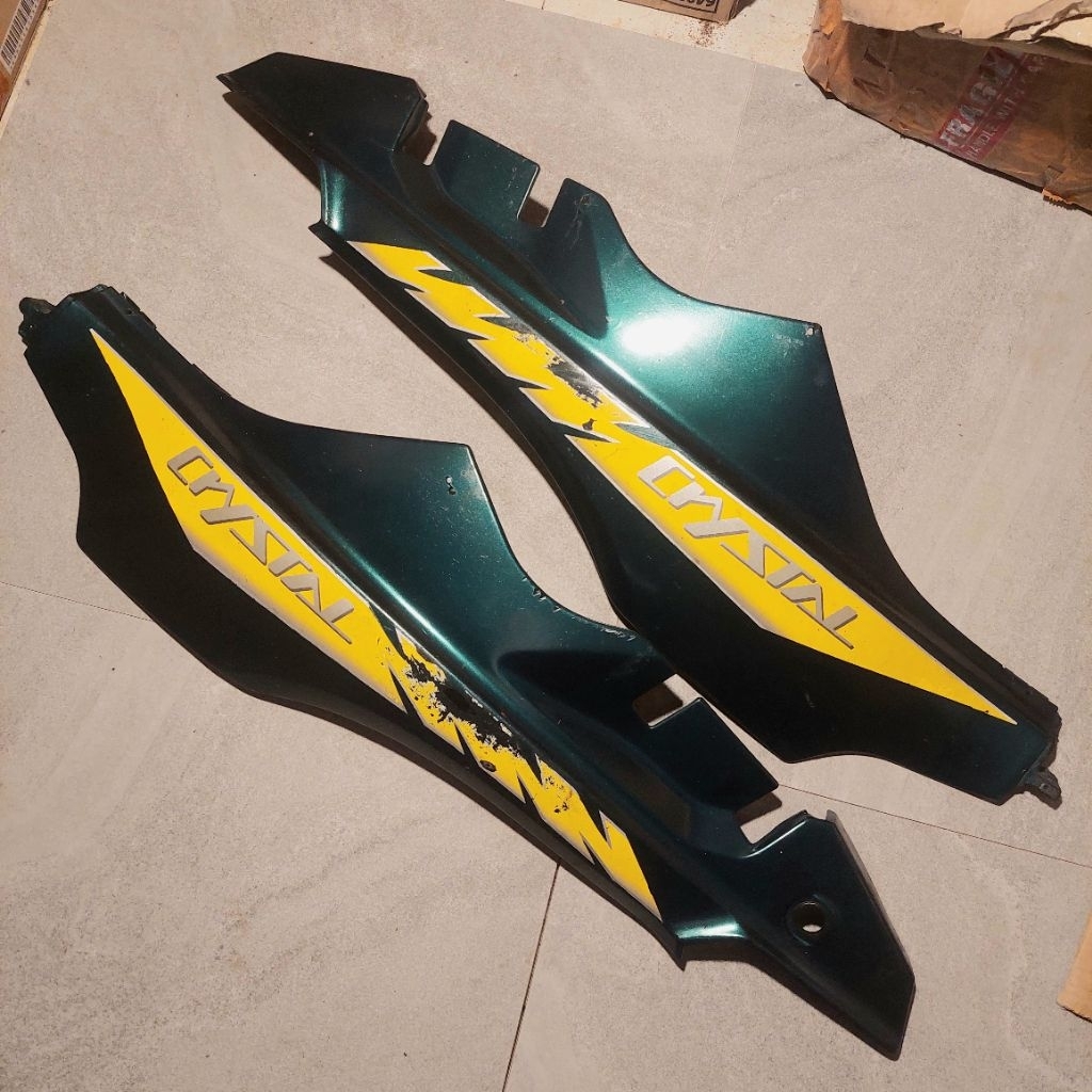 Cover body kanan - kiri suzuki crystal ( ori - bekas copotan ada minus )