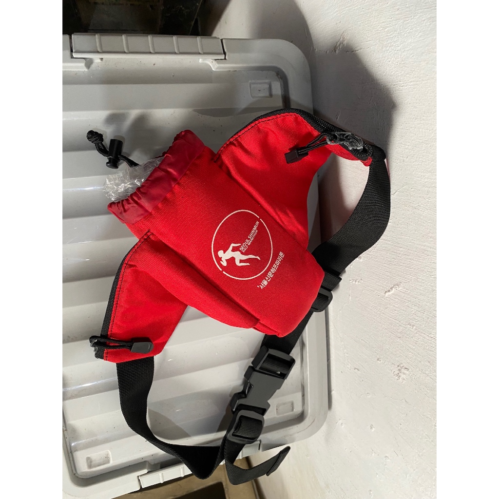 tas minum lari running pria wanita FILA canvas merah preloved