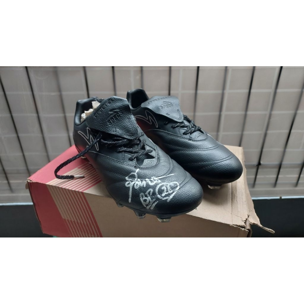 Spesc Shaman Edisi Koleksi Bambang Pamungkas