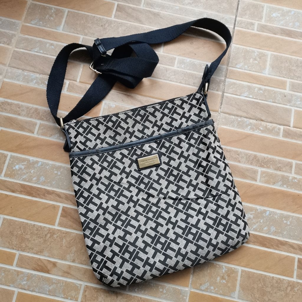 1385. TAS SLEMPANG TOMMY HILFIGER KULIT ASLI  PRELOVED