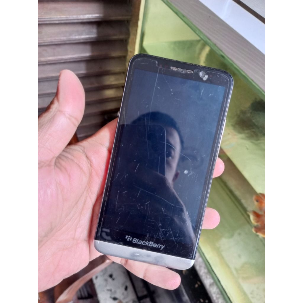 BlackBerry Z30 bahan bangunan