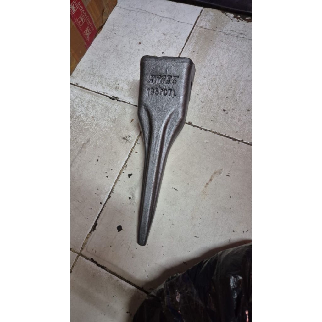 Kuku Bucket Macan Lancip - 19570TL / 205-70-19570 - PC200-7 / PC200-8 - Tiger Tooth Bucket Untuk Exc