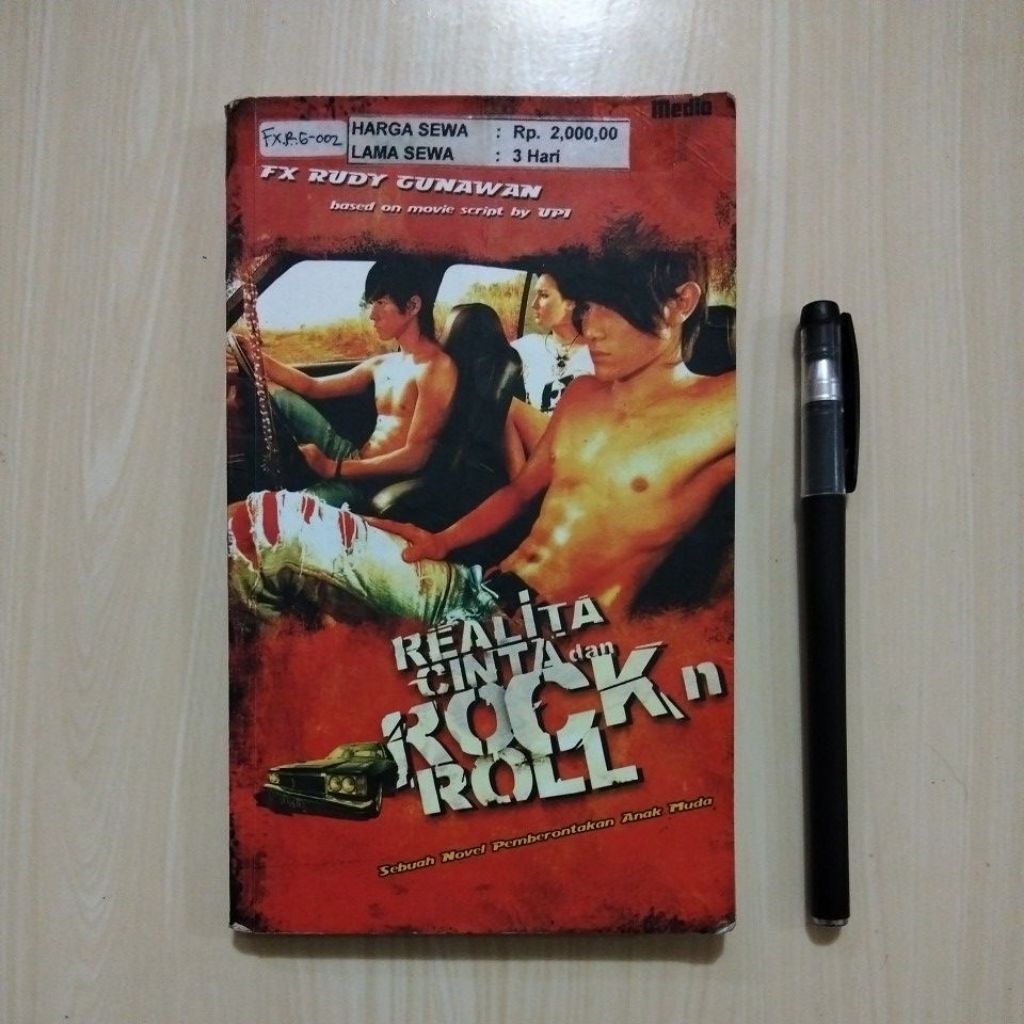 REALITA CINTA DAN ROCK N ROLL - SEBUAH NOVEL PEMBERONTAKAN ANAK MUDA - Buku Bekas Murah Original - B