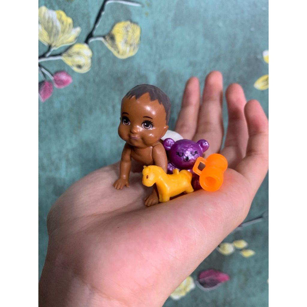 Bayi barbie merangkak