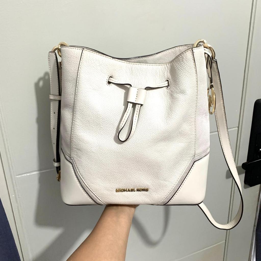 Preloved Tas Michael Kors Nicole Drawstring Bucket Bag Broken White Authentic Original