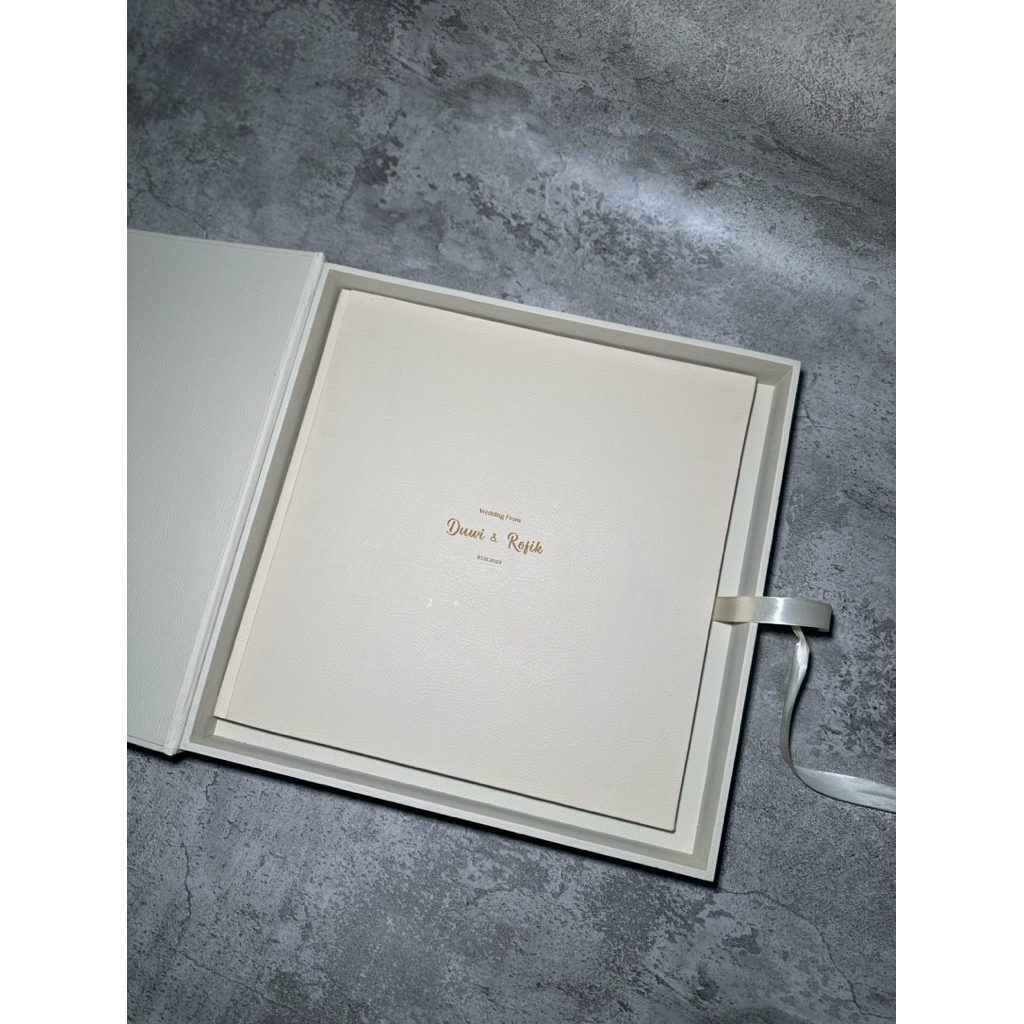 paket album + box + cetak 4r (170 foto) grafir nametag/logovedor