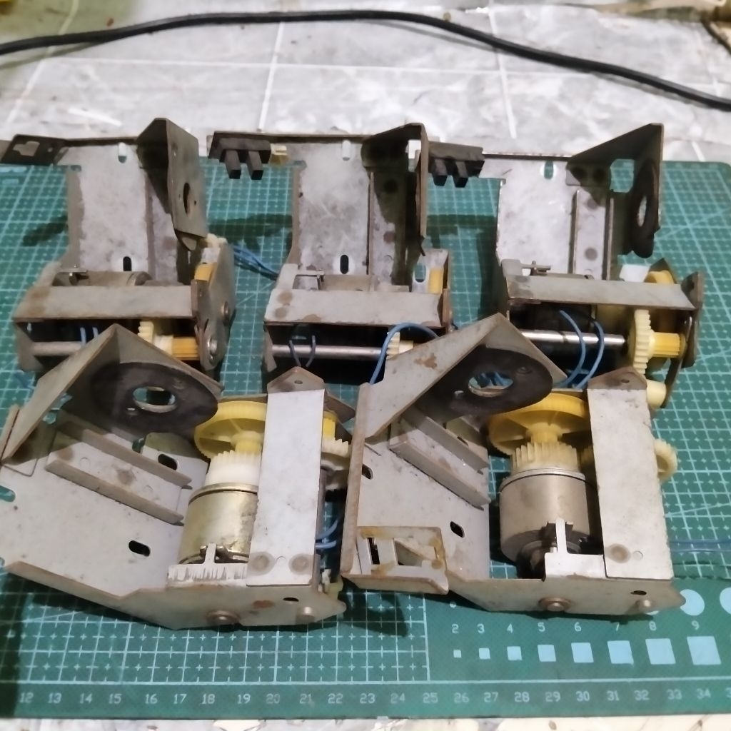 Dinamo Gearbox DC Bekas + Dudukan Besi Motor Gear Penggerak Bekas Mantap