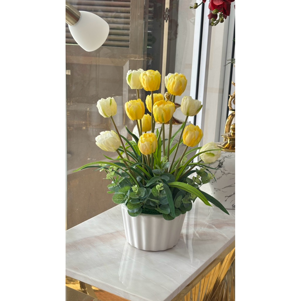 bunga tulip import dengan vas keramik gold dan vas putih plastik
