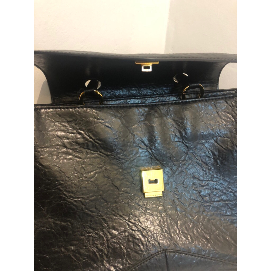 Preloved Tas Charles and Keith