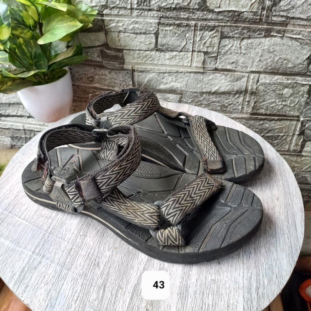 Sandal gunung/outdor bekas merk eiger size 42 panjang 27cm