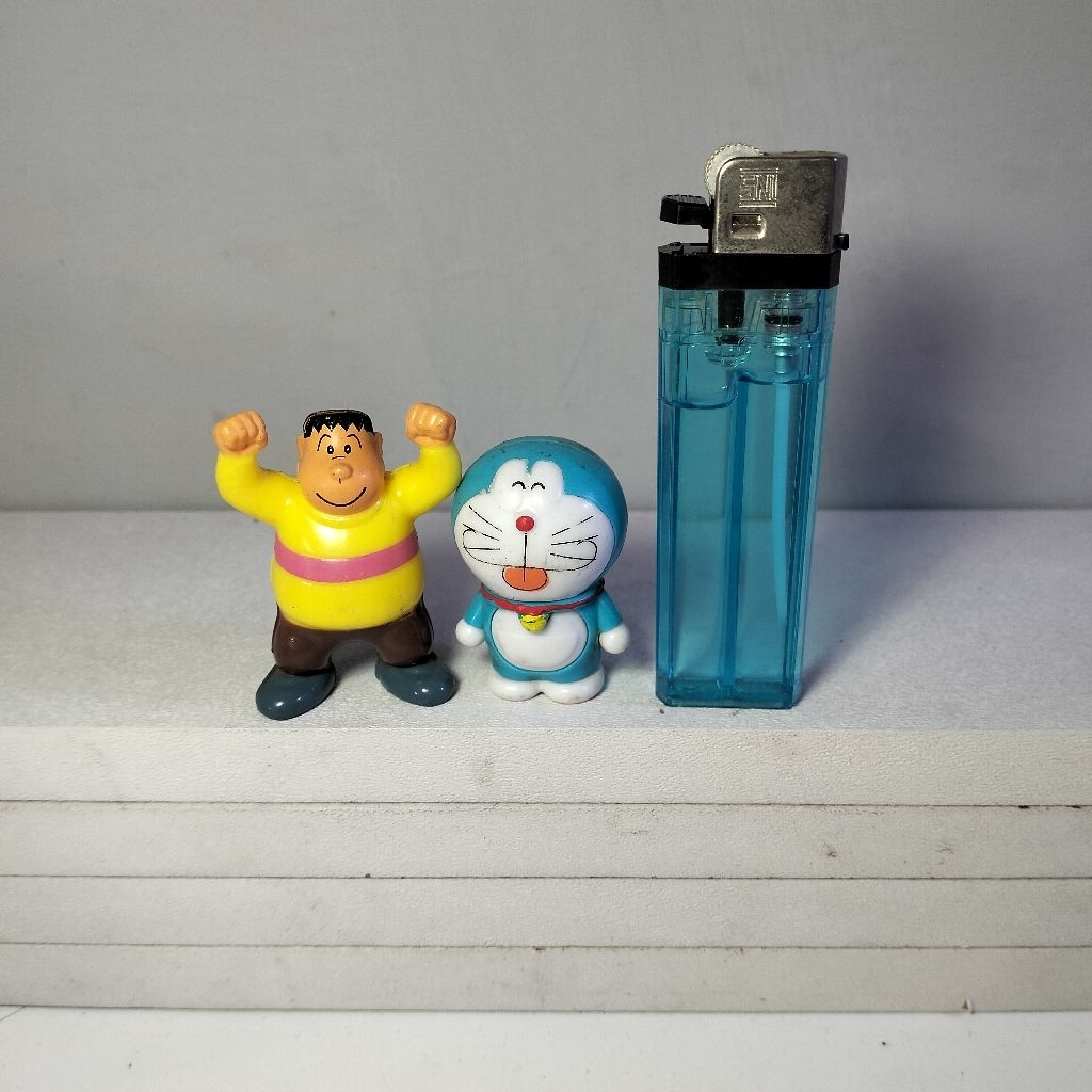 Giant + Doraemon Fujiko Pro — Action Figure, Mainan Preloved