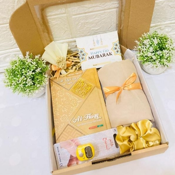Hampers Eid Mubarak – Bingkisan Lebaran Set Al-Qur’an, Sajadah & Hijab Premium