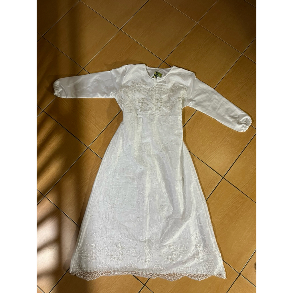 dress putih panjang