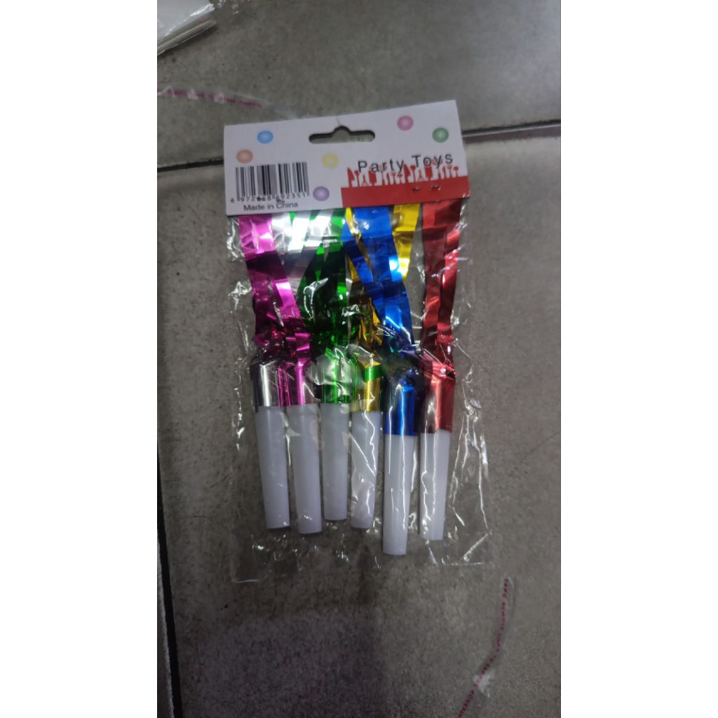 Terompet rumbai ulang tahun.