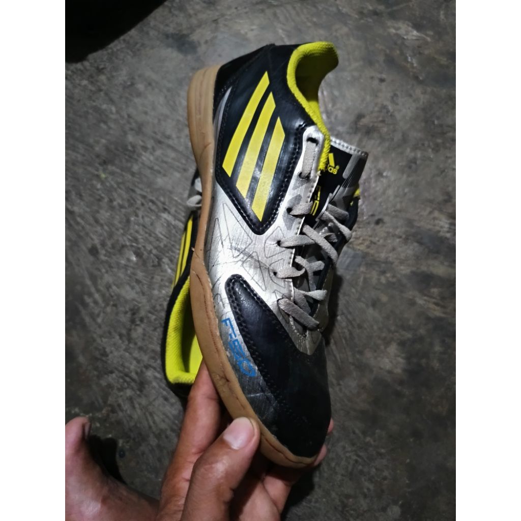 Adidas futsal seri F5. .