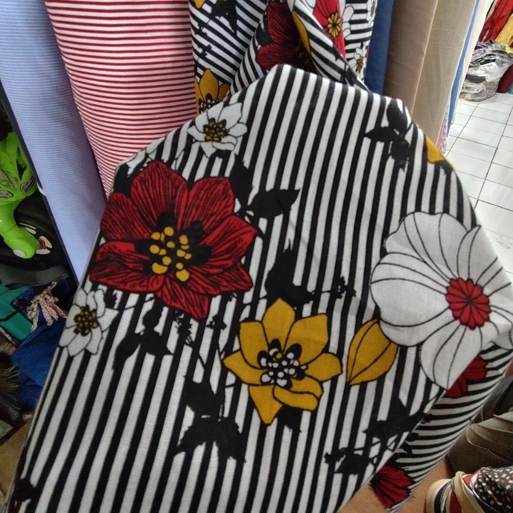 KAIN KATUN PREMIUM MOTIF BUNGA BESAR SALUR SISA GARMENT  - KAIN KATUN MOTIF KEMBANG BESAR GARIS HARG