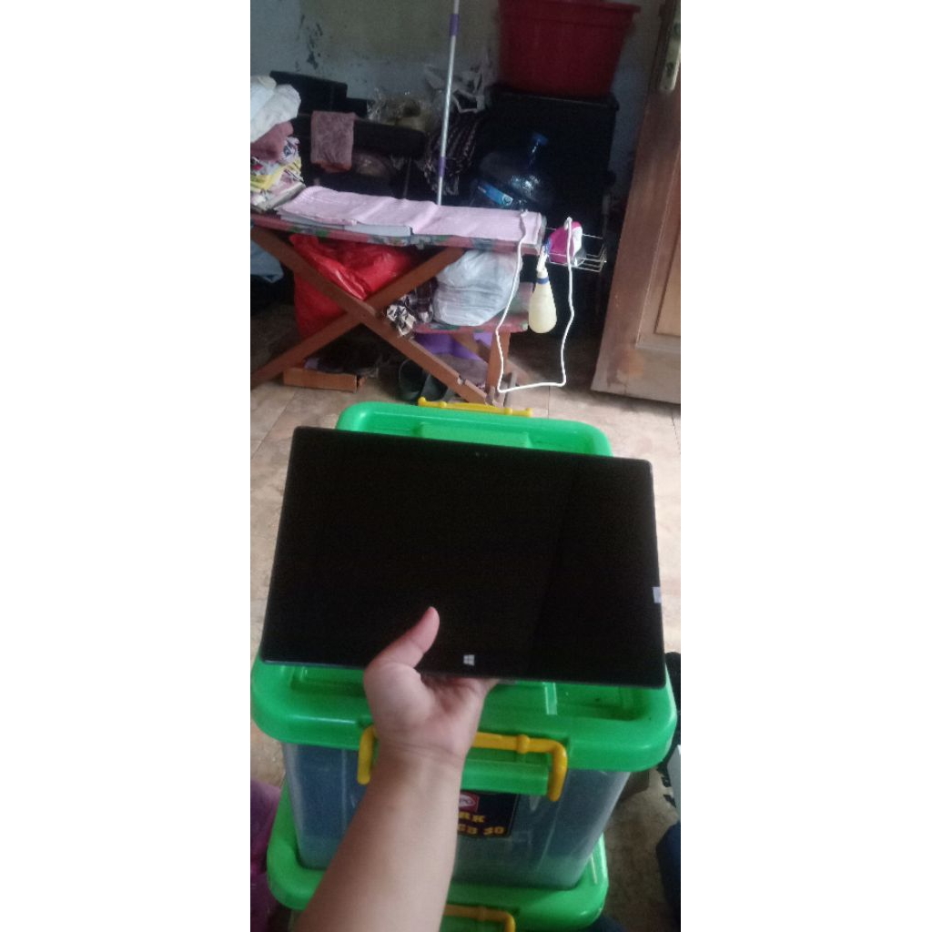 Tablet surface tm 068430732252 windows RT 32gb kondisi mesin normal tidak bisa retur bekas service